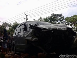 Xenia Tabrak Tiga Motor di Pasuruan, Satu Orang Tewas