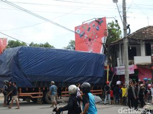 Rem Blong, Truk Bermuatan Mi Instan Tabrak 3 Pemotor, Satu Tewas