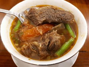 Suka Masakan Indonesia? Cicipi Cireng Banjur dan Asam-Asam Iga di Sini