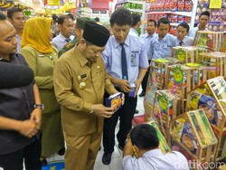 Sidak, Bupati Sidoarjo Temukan Mamin Kadaluarsa dan Rusak