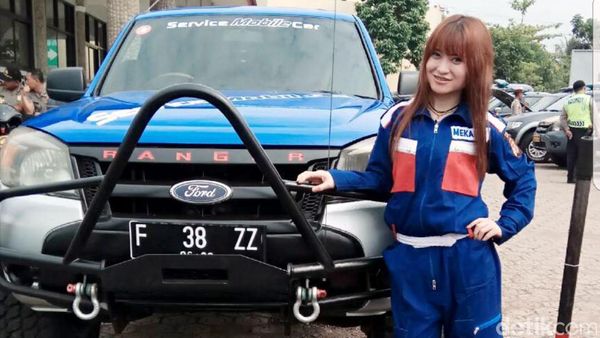 Montir Cantik Siap Bantu Pemudik