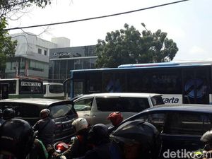 Perjuangan 2 Jam Menembus Horor Macet Warung Buncit-Kuningan