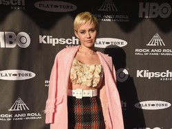 Miley Cyrus Rilis Sneakers Bersama Converse