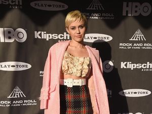 Miley Cyrus Rilis Sneakers Bersama Converse Miley Cyrus Rilis Sneakers Bersama Converse