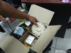 Petugas Bandara Makassar Amankan Ratusan Paket Berisi Detonator