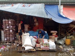 Pemadaman Api Selesai, Petugas Tinggalkan Pasar Induk Kramat Jati