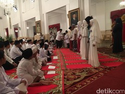 Jokowi Buka Puasa Bersama Anak Yatim-Piatu dan Difabel di Istana