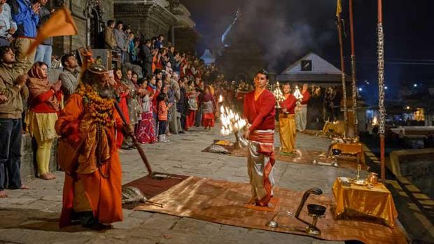 Pendeta sedang memimpin ritual Pashupatinath Bagmati Aarati (welcomenepal.com)