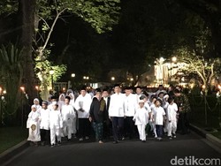 Bersama Anak Yatim, Jokowi Jalan Kaki ke Masjid untuk Tarawih