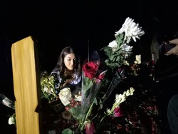 Tangis Sarwendah Pecah di Makam Jupe