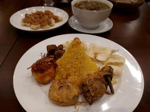 Balakenam Dapoer Rakjat: Mencicip Asam-Asam Iga dan Nasi Kuning Tumpeng Mini