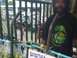 Kisah Inspiratif, Gelandangan Jual Jeruk Nipis Demi Beri Makan Kucing