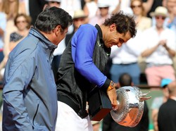 Emosionalnya Nadal Sampai Membuat (Replika) Trofi Prancis Terbuka Nyaris Jatuh