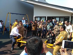 Kunjungi RPTRA Kalijodo, Wali Kota Rotterdam Main Jungkat-jungkit