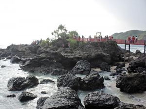 Spot Asyik Foto di Pantai Menganti: Jembatan Merah Gebyuran