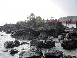 Spot Asyik Foto di Pantai Menganti: Jembatan Merah Gebyuran