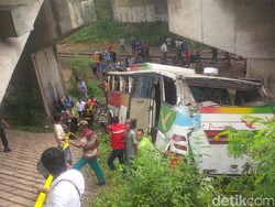 Bus Terjun ke Kolong Jembatan di Tol Merak, 1 Korban Tewas