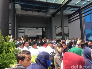 Karyawan Demo di Kantor TransJakarta Cawang