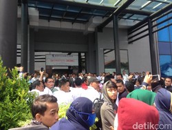 Gelar Demo, Karyawan PT TransJ Tuntut Diangkat Jadi Pegawai Tetap