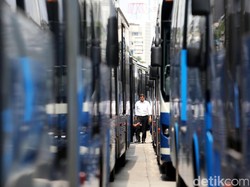Tabrak TransJ Dekat Halte Harmoni, 5 Penumpang Mobil Terluka