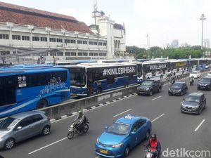 Karyawan Demo, Puluhan Bus TransJ Mengular di Halte Harmoni