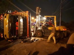 Muatan Tak Imbang, Truk Muat Kayu Terguling