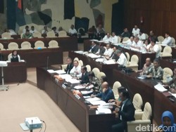 Komisi II Rapat dengan Mensesneg dan Seskab Bahas Anggaran 2018