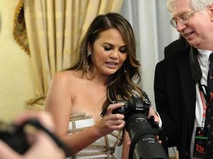 So Sweet! Saat Chrissy Teigen Ikut Abadikan John Legend