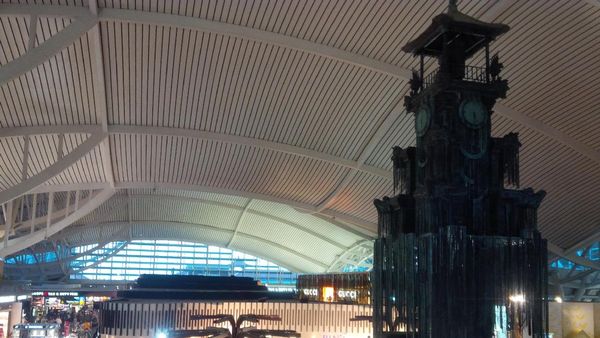 Foto: Menara Jam Baru Hiasi Bandara Ngurah Rai Bali