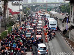 Mampang-Kuningan Masih Macet, Jarak 2 Km Ditempuh 30 Menit