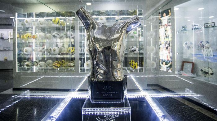 trofi penghargaan UEFA FUNCHAL, MADEIRA, PORTUGAL - MAY 09: Detail of the UEFA Best Player in Europe 2013/14 trophy at the gallery of trophies of the Portuguese footballer Cristiano Ronaldo on May 9, 2016 in Funchal, Madeira, Portugal. (Photo by Octavio Passos/Getty Images)