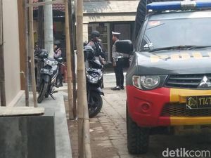 Densus 88 Sita Dokumen di Rumah Terduga Teroris di Serang
