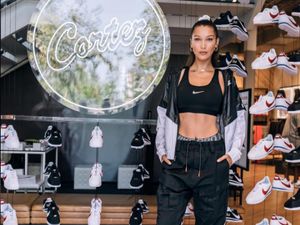 Gara-gara Bella Hadid, Sneakers dari 45 Tahun Lalu Tren Lagi