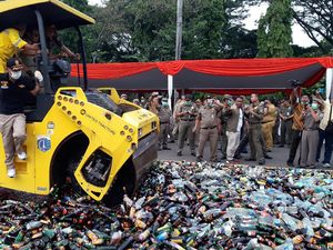 Pemprov DKI Jakarta Musnahkan 12.433 Botol Miras Pemprov DKI Jakarta Musnahkan 12.433 Botol Miras