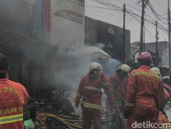 Api di Gudang Kain di Kebayoran Lama Berhasil Dipadamkan
