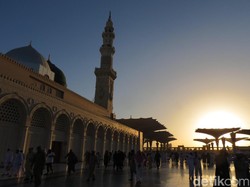 Masya Allah! Indahnya Sunrise di Masjid Nabawi