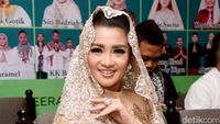Cetarnya Fitri Karlina dengan Hijab Emas