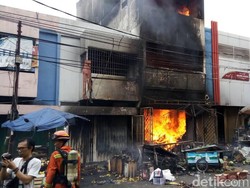Api di Kebakaran Gudang Kain di Kebayoran Lama Kembali Membesar