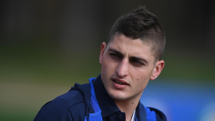 FLORENCE, ITALY - MARCH 20:  Marco Verratti of Italy looks on prior to the training session at the clubs training ground at Coverciano on March 20, 2017 in Florence, Italy.  (Photo by Claudio Villa/Getty Images)