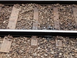 Wanita Tewas Tabrakkan Diri ke Kereta di Stasiun Cikini