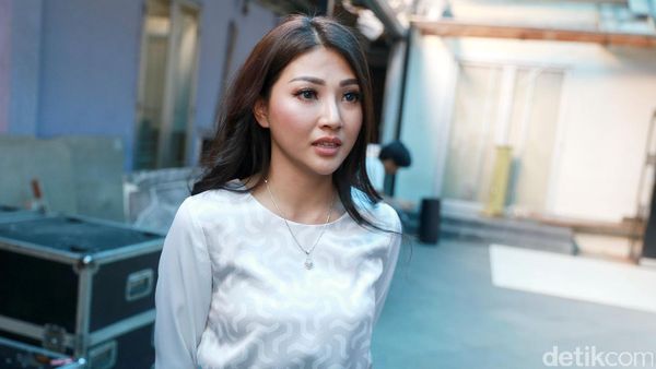 Kesedihan di Balik Mata Indah Sarwendah