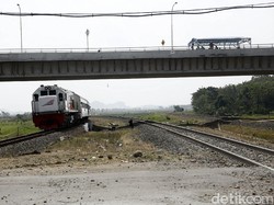 Kisah Zainal yang Selalu Lebaran di Pos Perlintasan KA