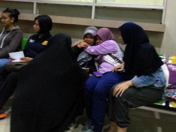 Tangis Pecah Saat Keluarga Korban Tewas KA vs Mobil Tiba di RSCM