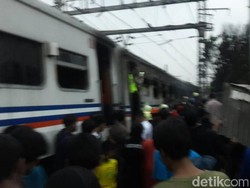 Gerbong Kereta Terbakar di Senen karena Tabrakan dengan Mobil