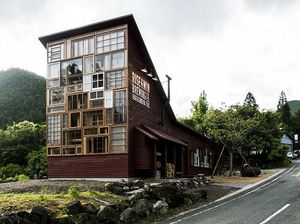 Lihat Penampakan Kedai yang Terbuat dari Sampah