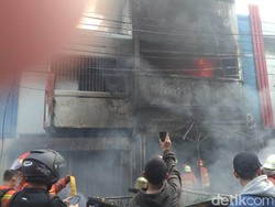 Ruko di Kebayoran Lama Terbakar, 15 Mobil Damkar Diterjunkan