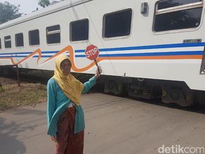 Kisah Nenek Patum yang 30 Tahun Lebih Jaga Perlintasan KA di Serang Kisah Nenek Patum yang 30 Tahun Lebih Jaga Perlintasan KA di Serang