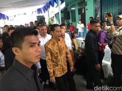 Jokowi Bagi-bagi Sembako ke Warga Rawa Bebek