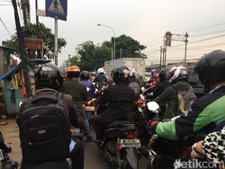 Kawasan Kramat Jati Jaktim Macet Parah, Mobil Nyaris Tak Bergerak
