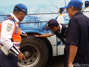 Bus di Terminal Jombor, Sleman Dicek Kelengkapannya Bus di Terminal Jombor, Sleman Dicek Kelengkapannya